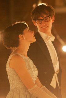 Ο Stephen Hawking και η γυναίκα του  Jane Wilde, σε μια σκηνή της ταινίας http://www.imdb.com/title/tt2980516/