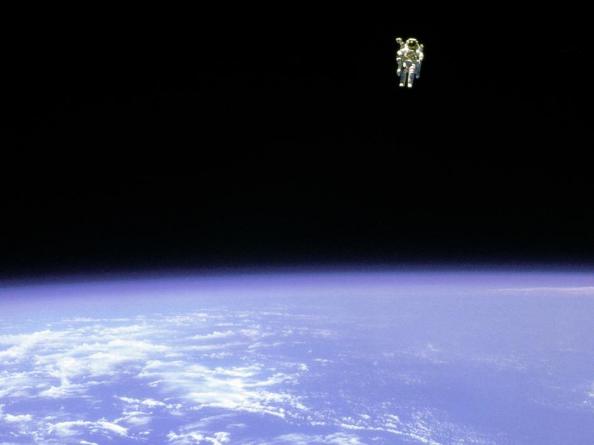 Στις 12 Φεβρουαρίου του 1984 ο αστροναύτης Bruce McCandless, άνοιξε την πόρτα του διαστημικού λεωφορείου Challenger και  ”περπάτησε στο διάστημα” χρησιμοποιώνταςχρησιμοποιώντας την συσκευή Manned Maneuvering Unit 