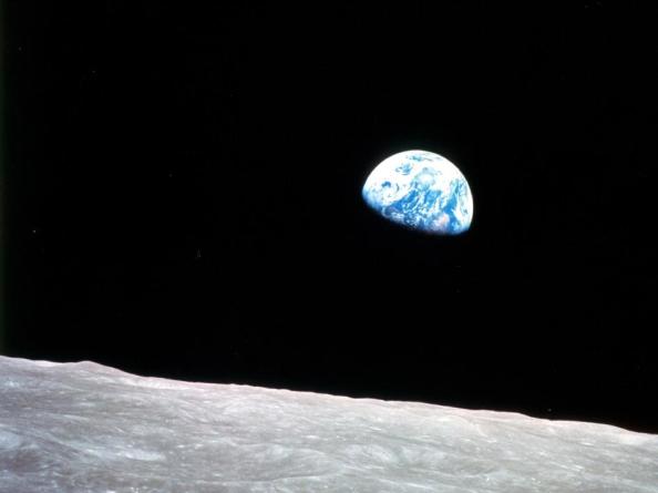 Από την αποστολή του Απόλλων 8 προέκυψε και η διάσημη φωτογραφία της «ανατολής» της Γης.