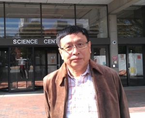 O μαθηματικός Yitang Ζhang του Πανεπιστημίου του New Hampsire φαίνεται να έχει κάνει ένα σημαντικό βήμα όσον αφορά την επίλυση της εικασίας των δίδυμων πρώτων