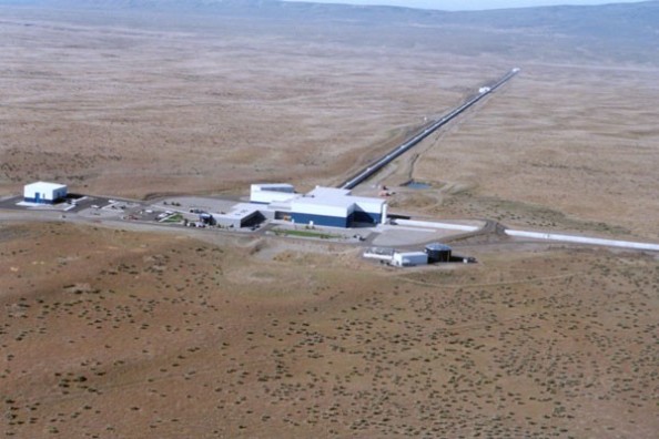 Ο ανιχνευτής βαρυτικών κυμάτων LIGO αποτελείται από δυο συστήματα σε σχήμα L, εκ των οποίων το ένα βρίσκεται στο Χάνφορντ της Ουάσιγκτον (βλ΄πε εικόνα) και το δεύτερο στο Λίβινγκστον της Λουιζιάνα