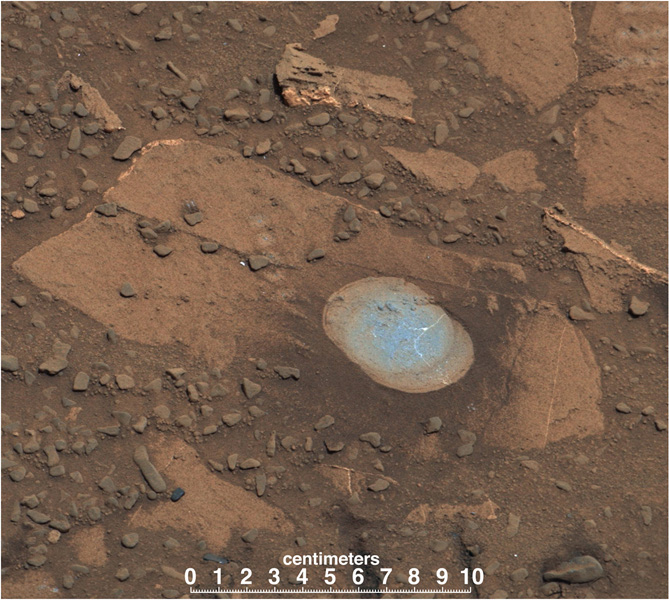 Τελικά ο Άρης δεν είναι "κόκκινος". Το Curiosity καθάρισε και ανέλυσε τον βράχο που βλέπουμε στην φωτογραφία αποκαλύπτοντας ένα πρασινο-γκρι χρώμα.