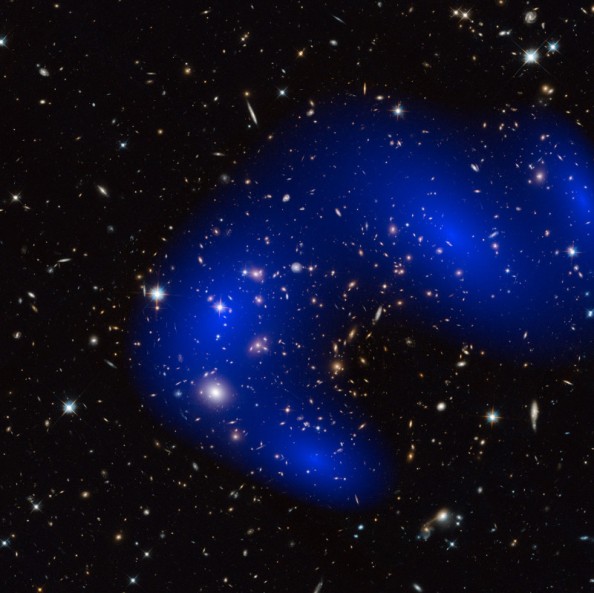 Η σκοτεινή ύλη στο γαλαξιακό σμήνος MACS J0717.5+3745. Credit: Image courtesy of ESA/Hubble Information Centre